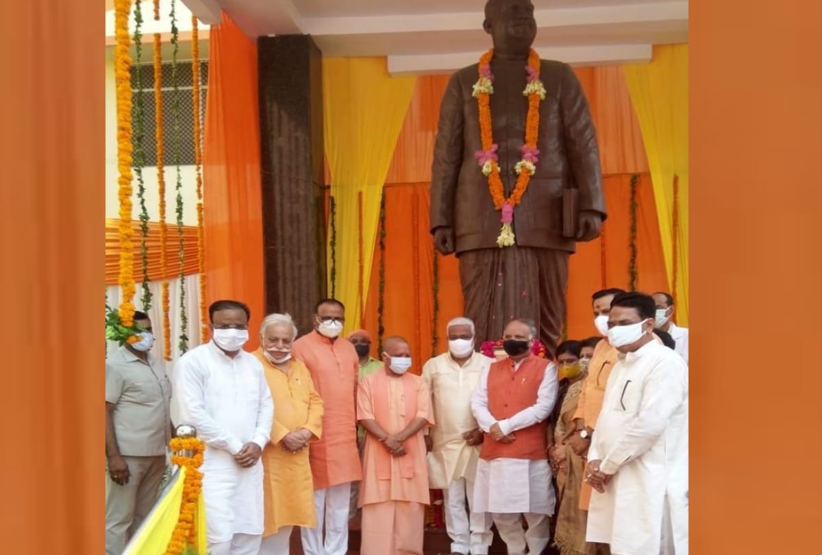 CM Yogi Adityanath pay tribute to Dr shyama Prasad Mukherjee.