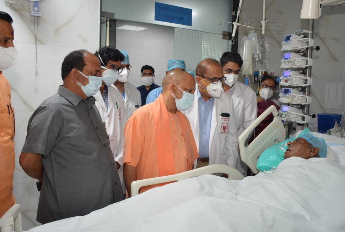 CM Yogi Adityanath meets to hospitalied Kalyan Singh.