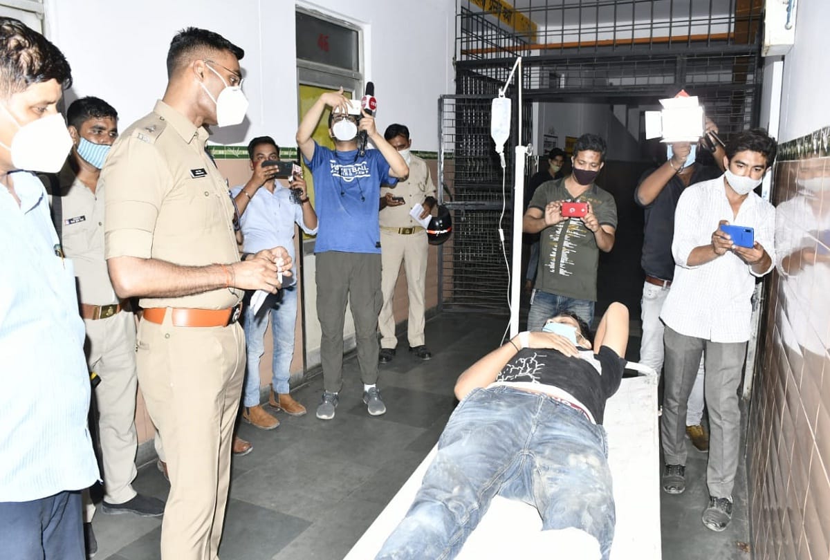 Encounter with police of miscreants going to cow slaughter 25 thousand reward was shot constable injured
