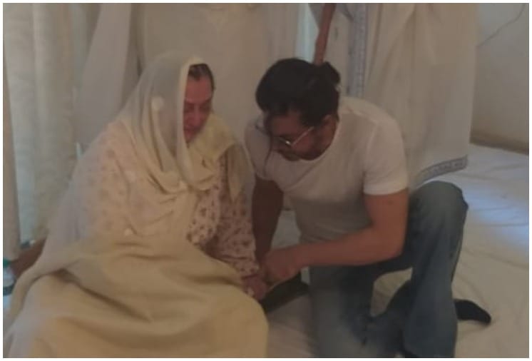 Dilip Kumar death Shahrukh Khan consoles Saira Banu as she totally Breaks down in tears