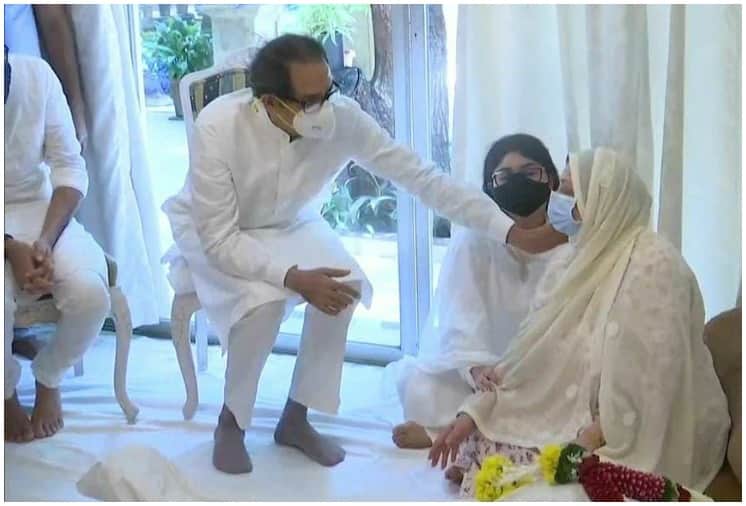 Dilip Kumar death Shahrukh Khan consoles Saira Banu as she totally Breaks down in tears