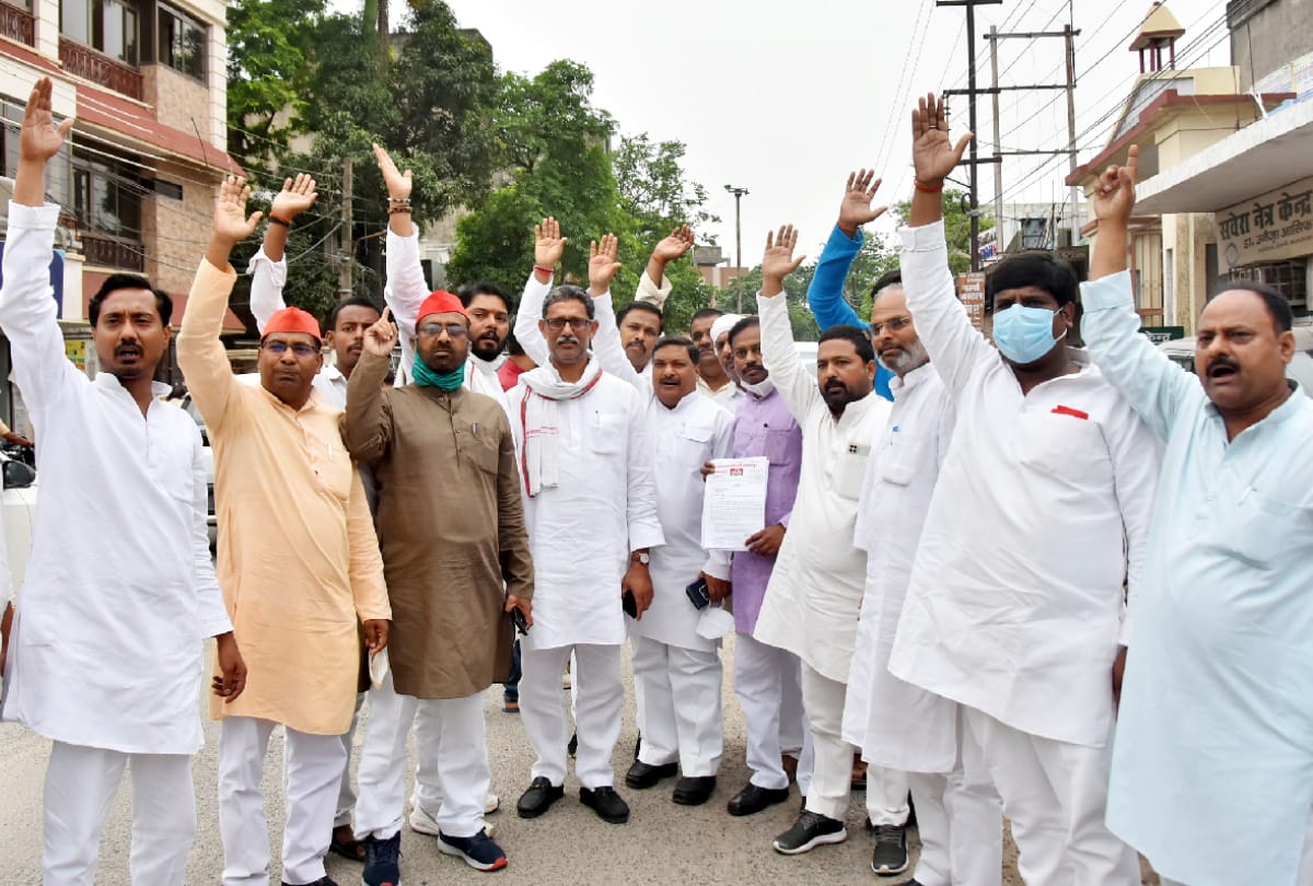 SP Workers demonstrated for not giving nomination papers