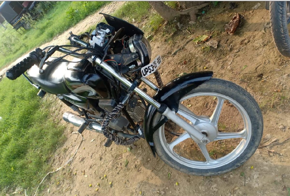 Animal smugglers absconding after pelting stones at police jeep in Gorakhpur