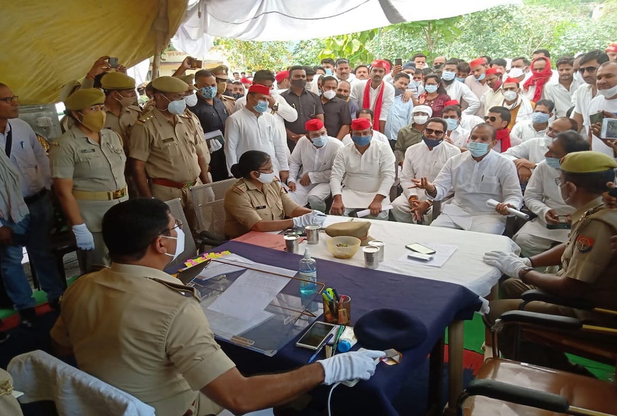 Samajwadi party workers protest at police office accused of registering fake cases memorandum submitted to SSP