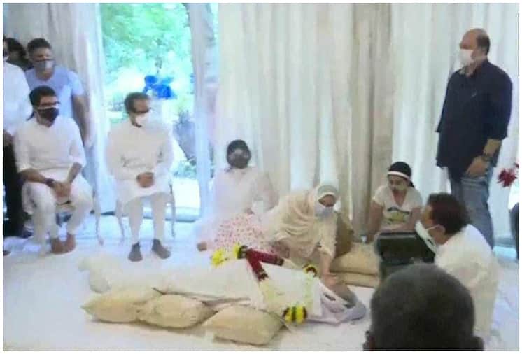 Dilip Kumar death Shahrukh Khan consoles Saira Banu as she totally Breaks down in tears