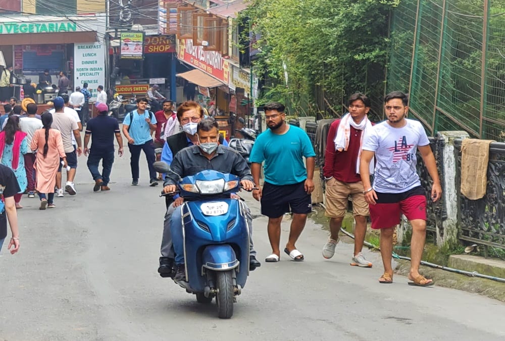 Uttarakhand News: Tourists not following Covid rules in Mussoorie photos