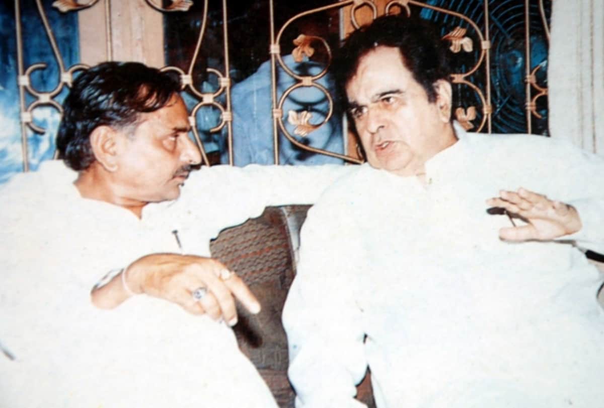 Akhilesh Yadav mourns on the demise of Dilip Kumar.