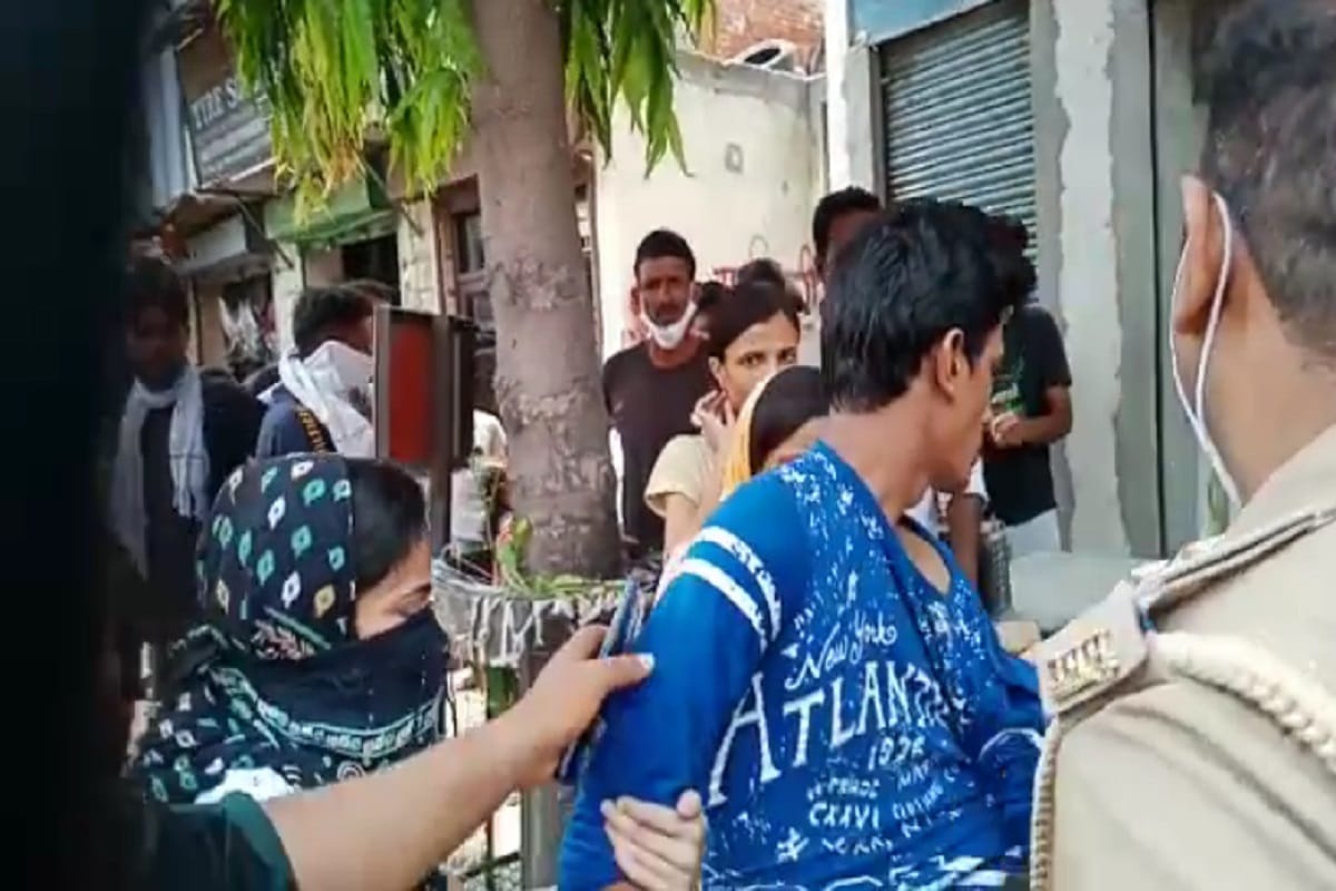 Meerut News: two sub inspectors beaten in sotiganj