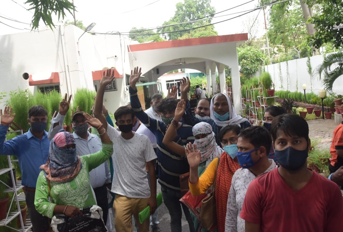 Applicants protest for reservation in teachers recruitment in Lucknow.