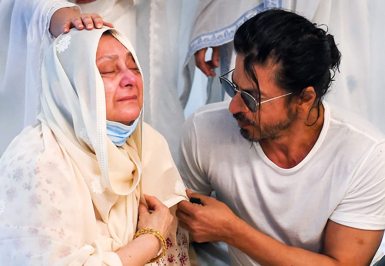 Women Crying For Dilip Kumar Claimed She Is Dilip Sahab Relative Video Viral On Social Media