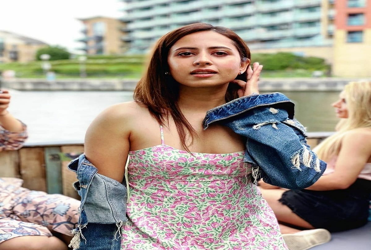 sargun mehta latest beautiful dress in hindi