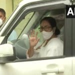 ममता बनर्जी, सौरव गांगुली के घर से बाहर निकलते हुए