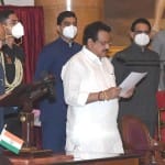 मंत्री पद की शपथ लेते आगरा के सांसद प्रोफेसर एसपी सिंह बघेल
