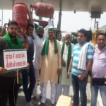 भाकियू कार्यकर्ताओं ने सिवाया टोल प्लाजा पर प्रदर्शन किया.