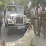 सहारनपुर में मजिस्ट्रेट की गाड़ी के आगे लेट गई सपा समर्थित प्रत्याशी बबली।
