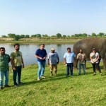 हाथी संरक्षण केंद्र में पहुंचे जर्मनी के राजदूत नीली टीशर्ट में