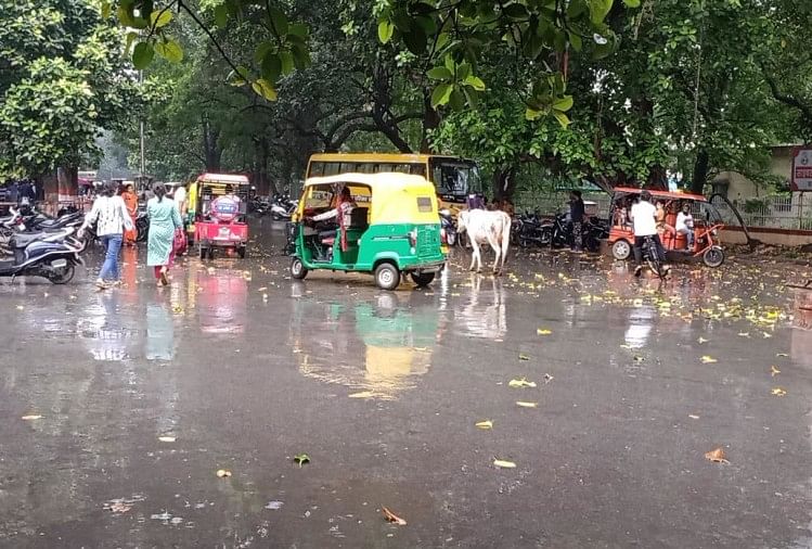 Weather Update: वाराणसी में हल्की बारिश के बाद मौसम ने बदली करवट, सुबह से आसमान में बादलों का डेरा