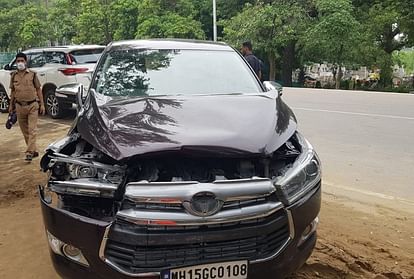 Car crashes to save scooter rider, Akhara Parishad President Narendra Giri and Hari Giri narrowly escaped