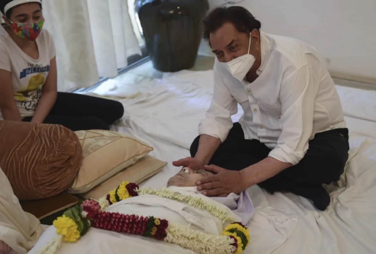 Dharmendra shares an emotional post on twitter said he always influenced by Dilip Kumar