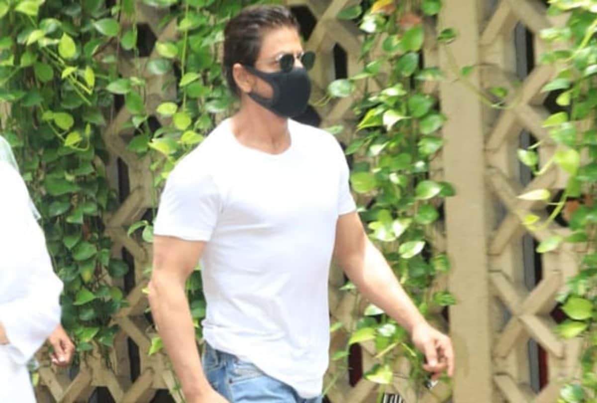 Shahrukh Khan Get Trolled For Reached Dilip Kumar's Funeral By Wearing Sunglasses Saira Banu