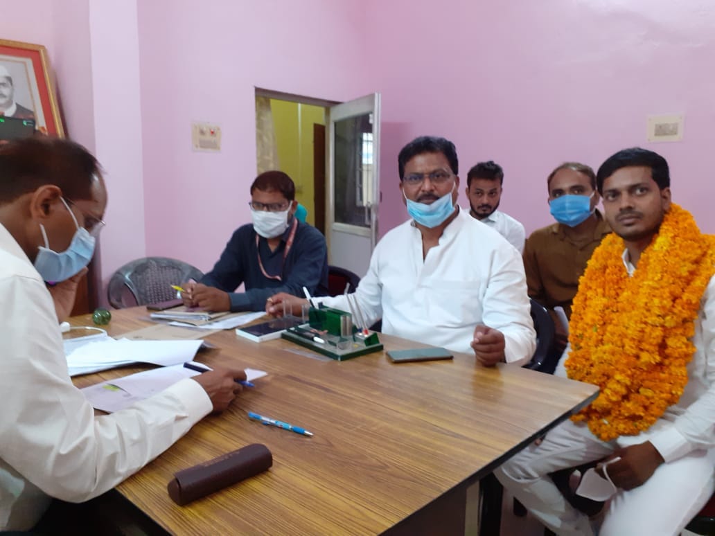 nomination in eight blocks of Varanasi with heavy rush social distance rules breaks police remained mute spectators