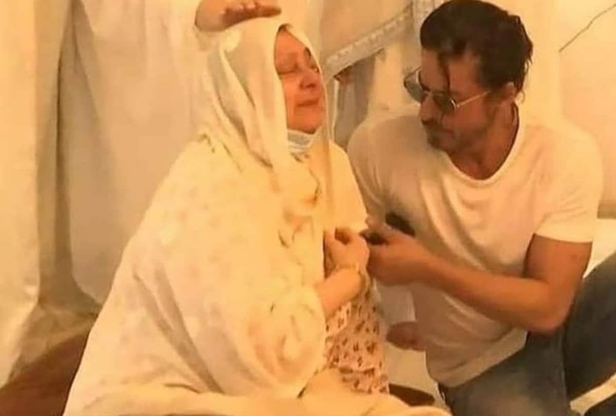 Shahrukh Khan Get Trolled For Reached Dilip Kumar's Funeral By Wearing Sunglasses Saira Banu