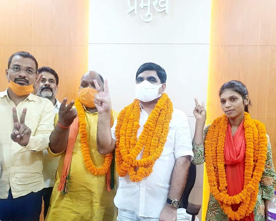 nomination in eight blocks of Varanasi with heavy rush social distance rules breaks police remained mute spectators