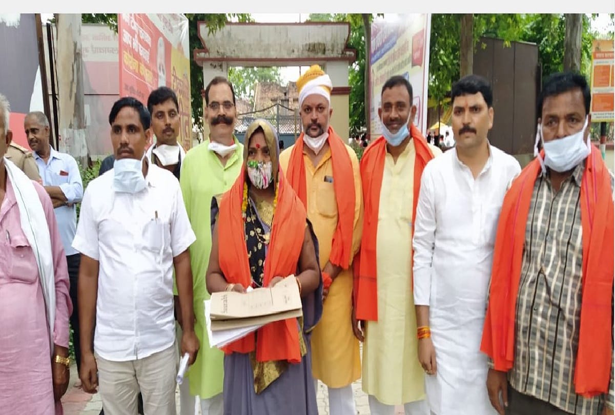 nomination in eight blocks of Varanasi with heavy rush social distance rules breaks police remained mute spectators