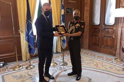 इटली के रक्षा मंत्री लॉरेंजे ग्वेरिनी के साथ जनरल एमएम नरवणे