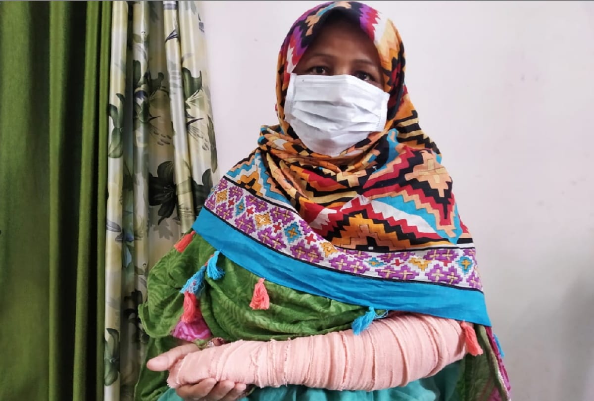Due to bravery of woman robbers ran away leaving bag full of money in gorakhpur