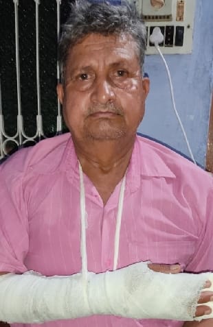 The inspector broke the old man's hand on the protest against throwing garbage