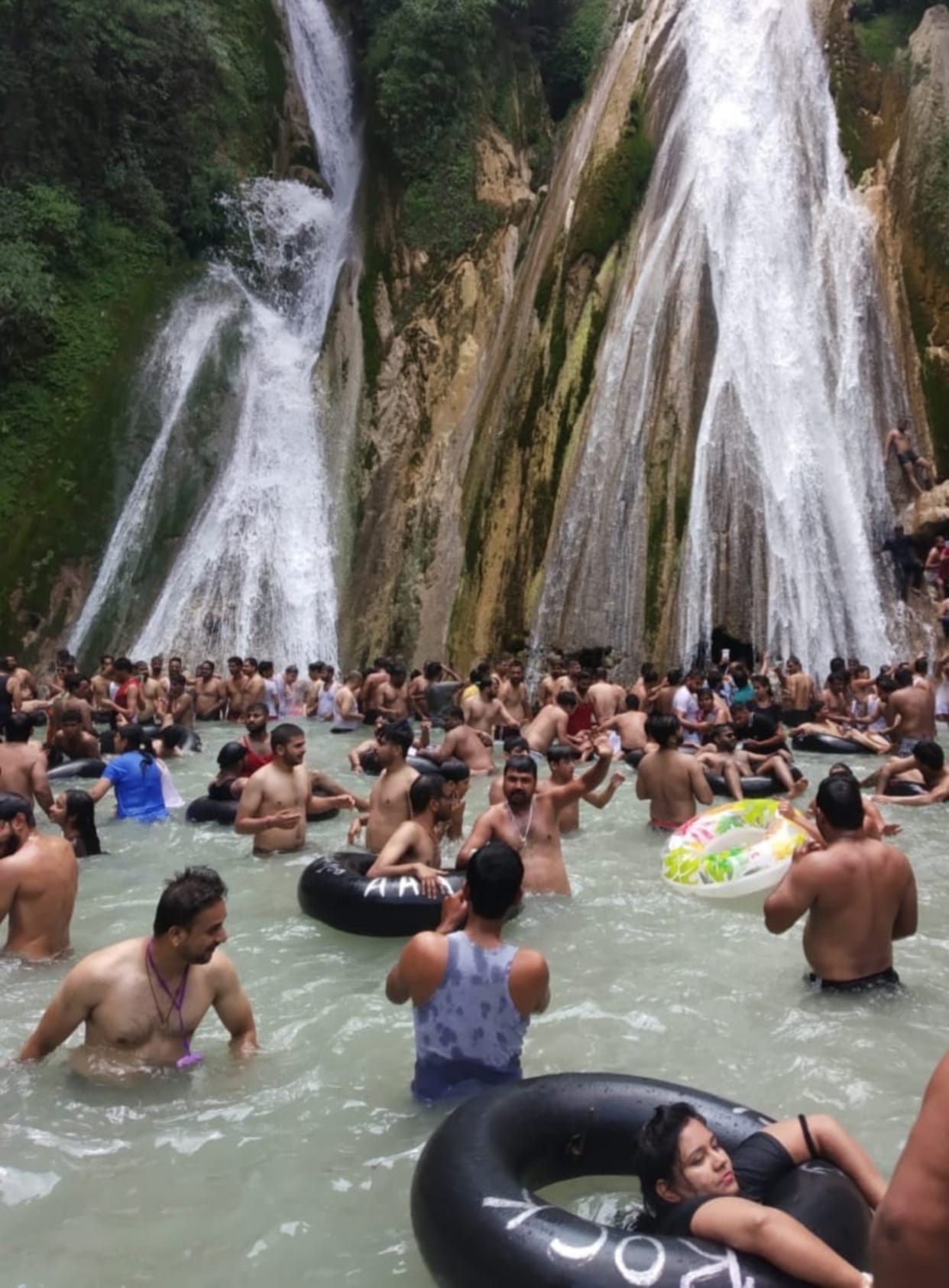 uttarakhand news: tourists huge crowd seen in kempty falls, people were scared after seeing the viral video