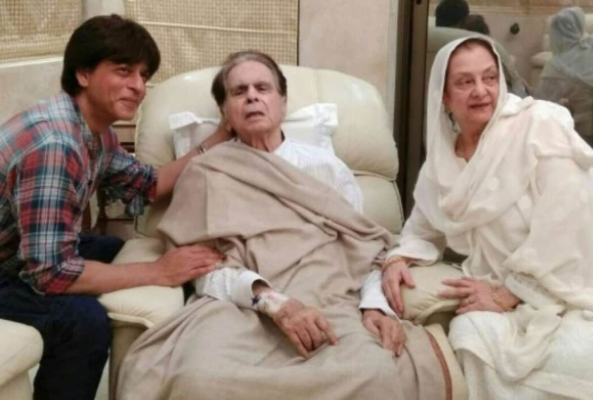 Shahrukh Khan Get Trolled For Reached Dilip Kumar's Funeral By Wearing Sunglasses Saira Banu