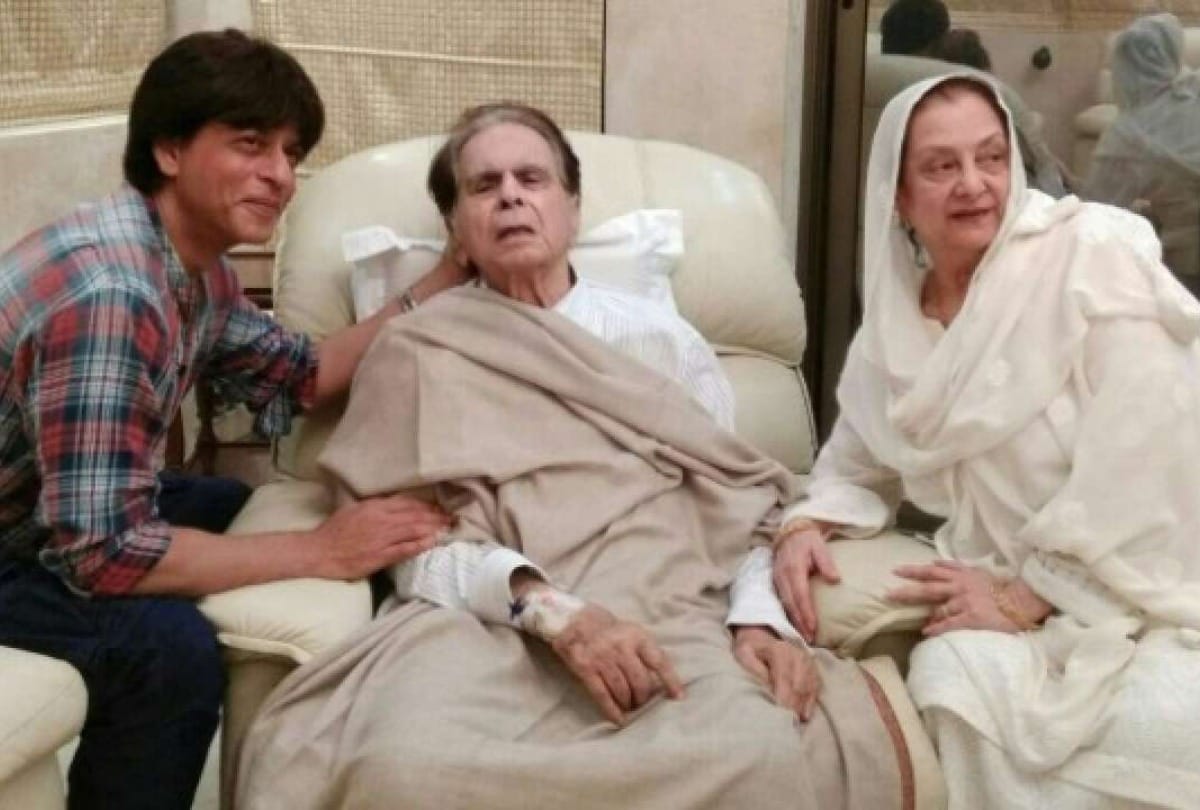 When Shah Rukh Khan Rolled Out Red Carpet for Dilip Kumar And Saira Banu See Here Video