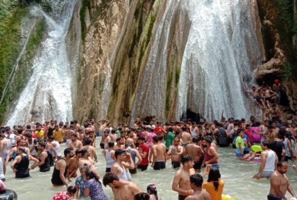 Mussoorie News: Tourist Huge Crowd in Kempty falls and many tourist places photos