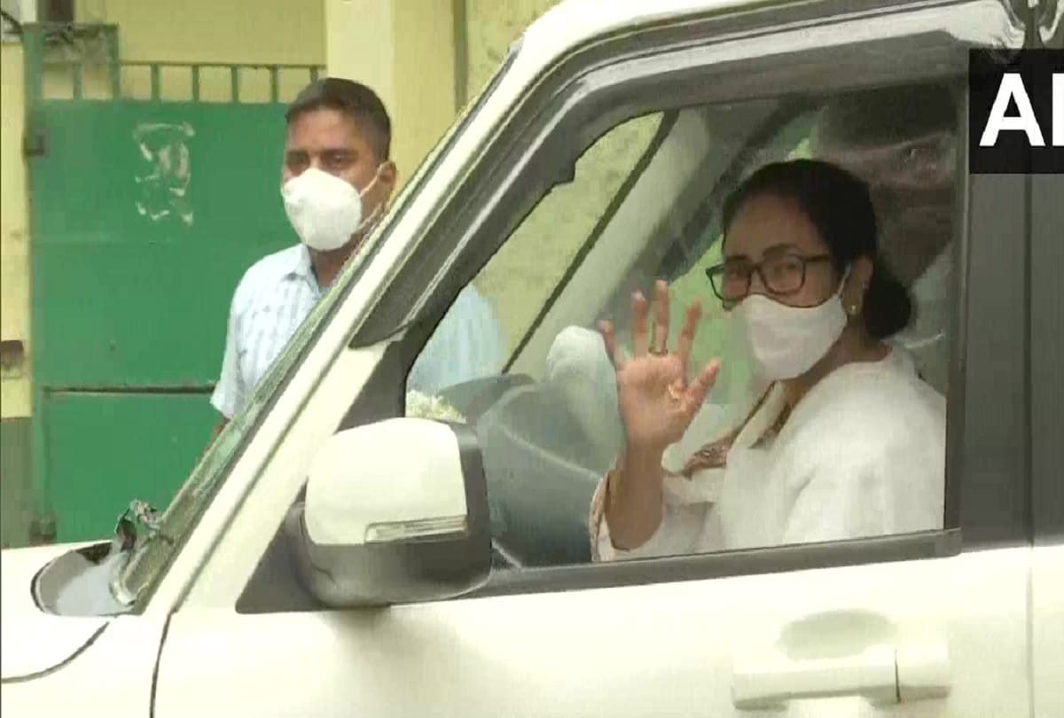 West bengal CM Mamata Banerjee leaves BCCI president, Sourav Ganguly birthday on his house after meeting