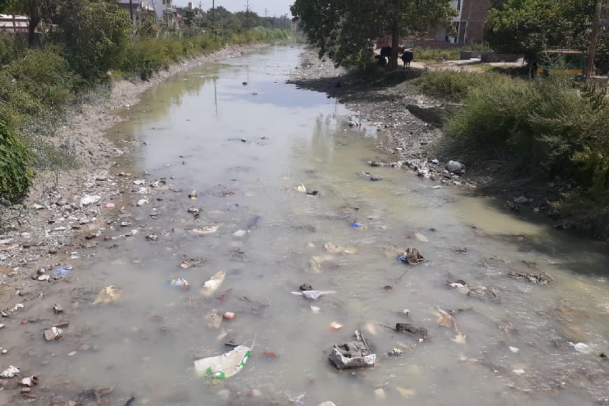 UP: East Yamuna canal gets dry, no water since 15 days, crisis on the crops of one lakh farmers of five districts