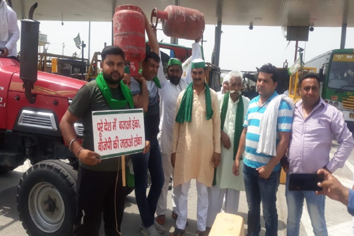 BKYU workers protest against petrol diesel and gas prices at Sivaya toll plaza