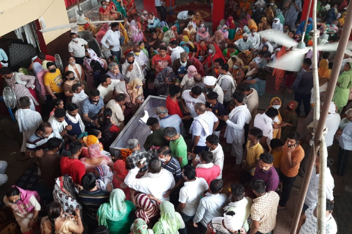 UP News: Devotees from many states reached Saharanpur and performed the last rites of Sant Baba Banshi Wale and see photos