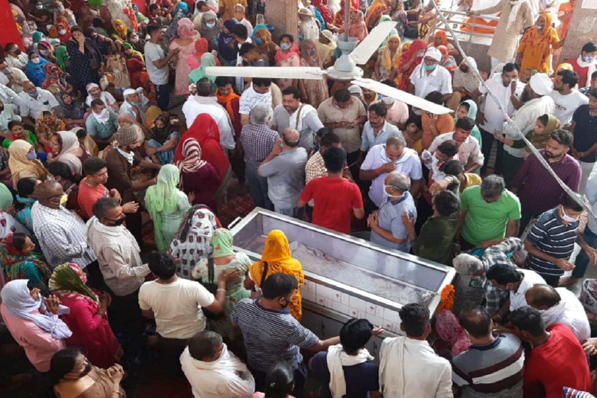 UP News: Devotees from many states reached Saharanpur and performed the last rites of Sant Baba Banshi Wale and see photos