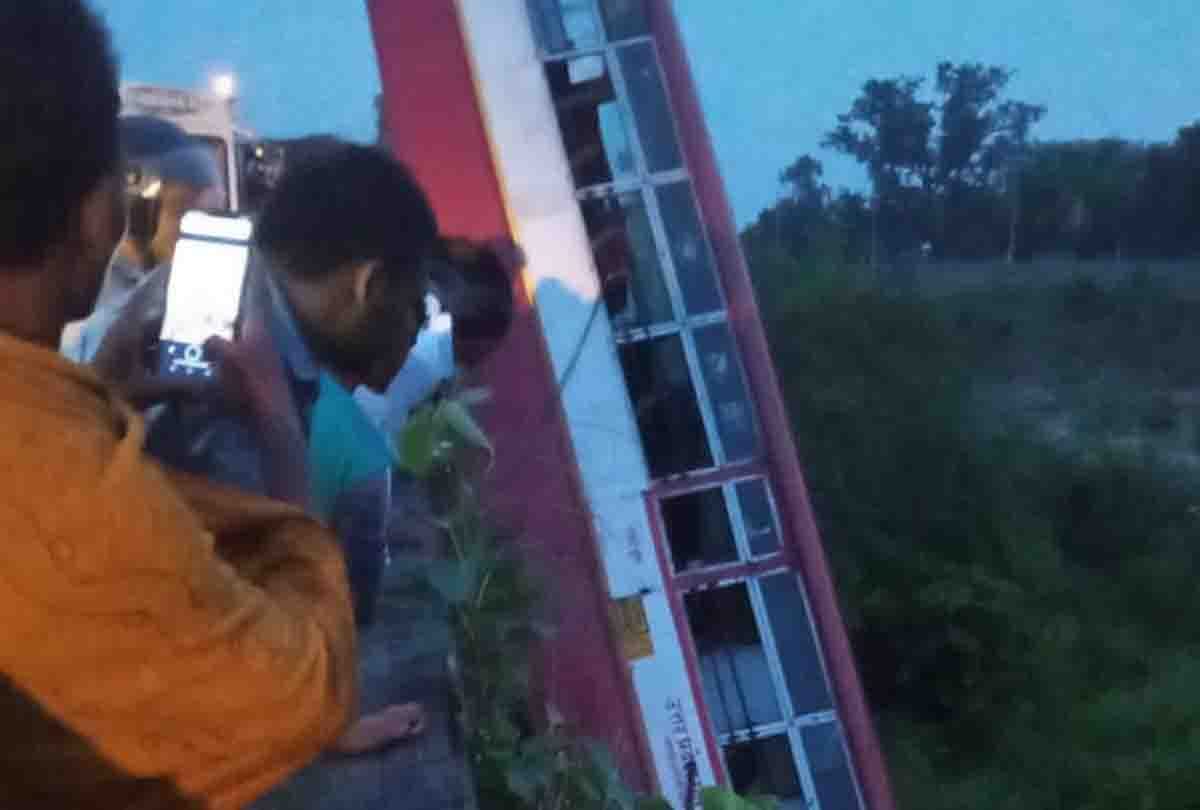 Kanpur: bus fell down after breaking the railing of the bridge in Billhaur, passengers narrowly escaped