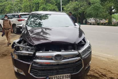 prayagraj news : हादसे में दुर्घटनाग्रस्त हुई महंत नरेंद्र गिरी की कार।