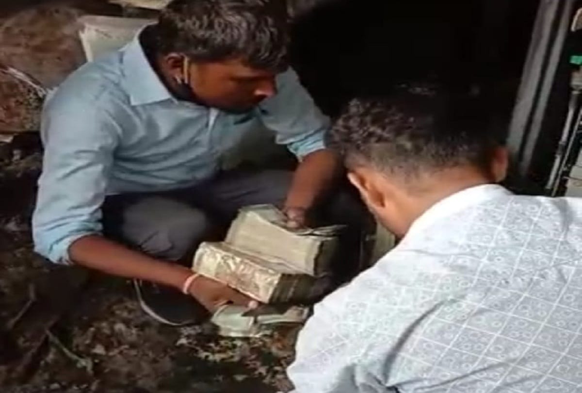Notes worth 15.49 lakhs came out safely from burnt ATMs