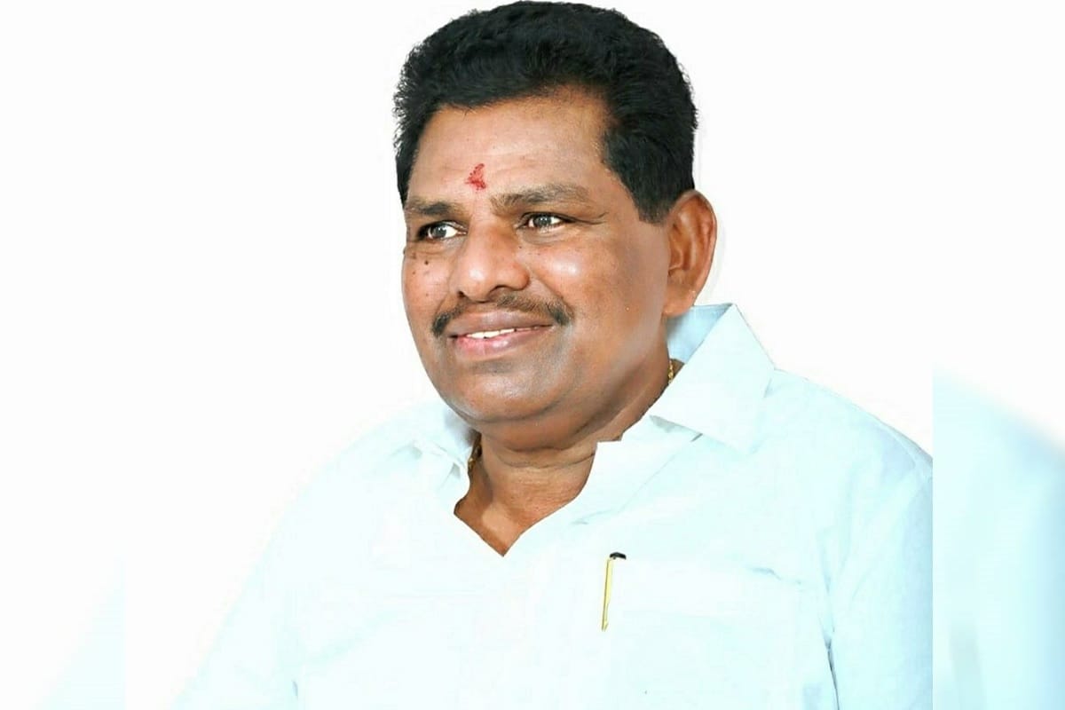 Tamil Nadu minister carried by fishermen from boat to land to not get his shoes wet news in Hindi