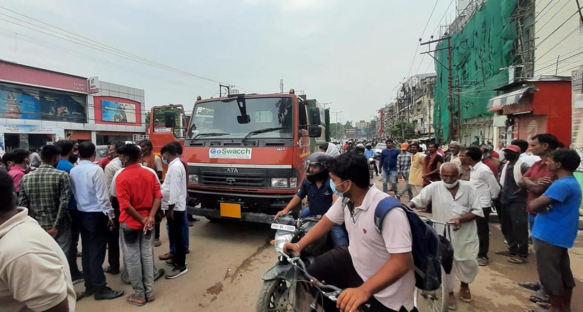 bike rider died in road accident municipal corporation vehicle in varanasi