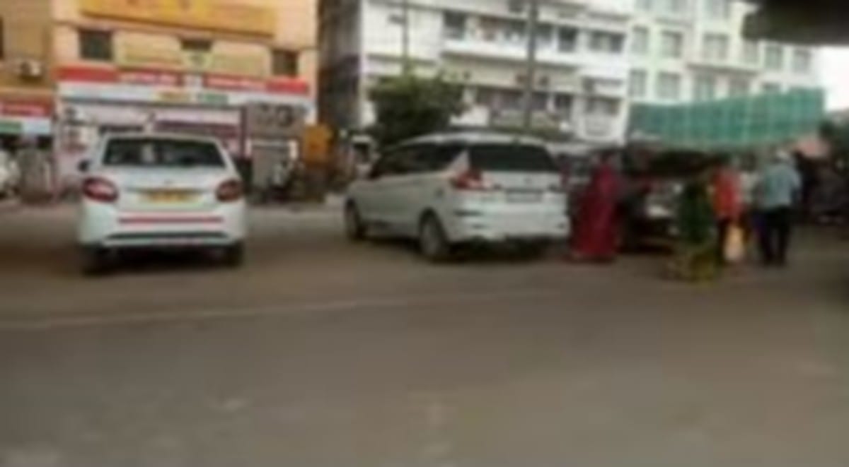 Former IPS Amitabh Thakur complaints shared video of vehicle stand and running on illegal road in varanasi