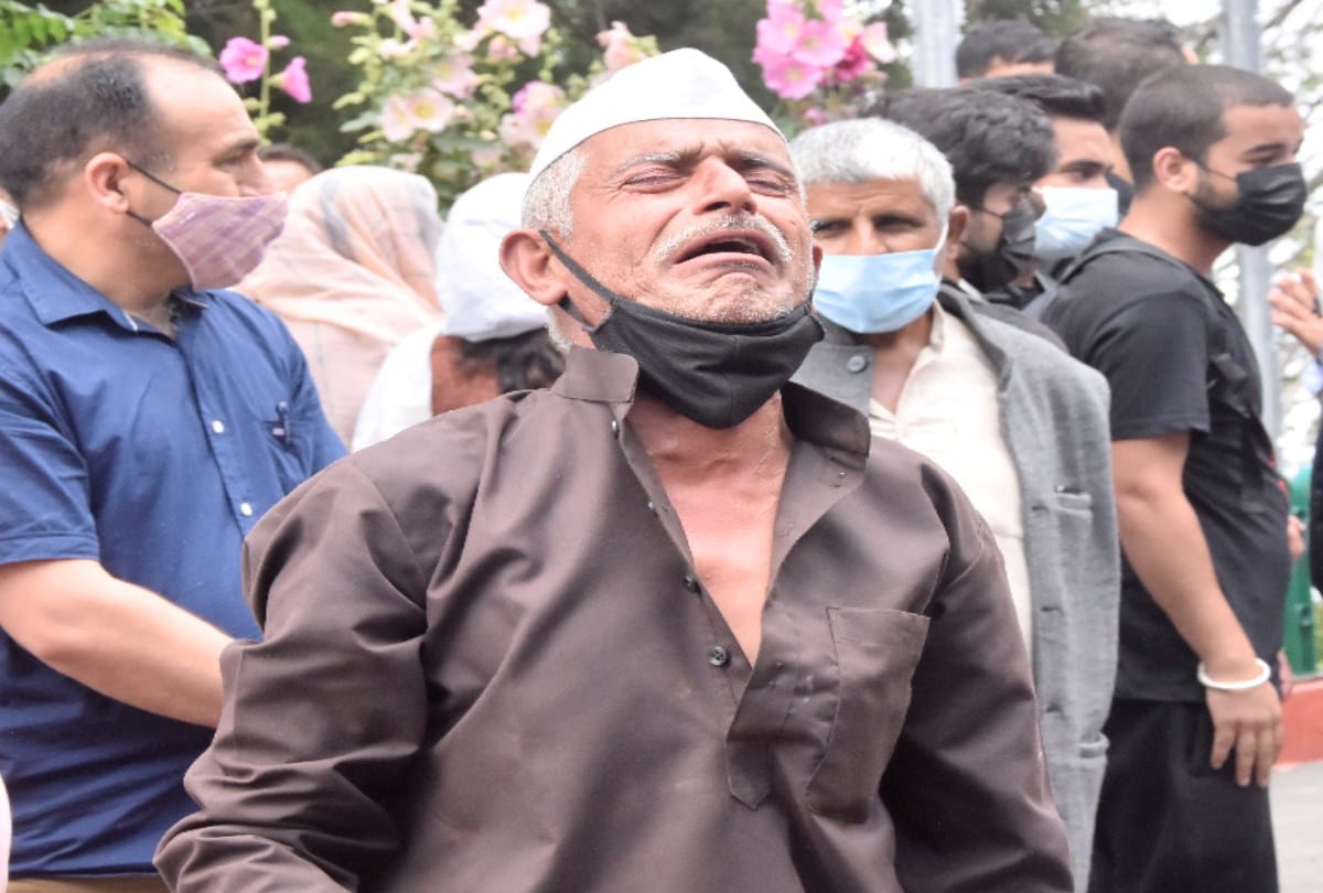 supporters reached Shimla from hundreds of km away to pay their homage to Virbhadra singh, wept bitterly