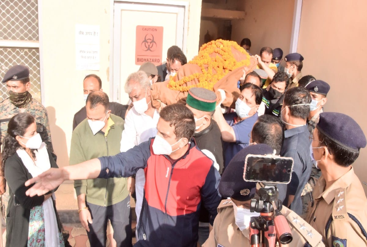 supporters reached Shimla from hundreds of km away to pay their homage to Virbhadra singh, wept bitterly