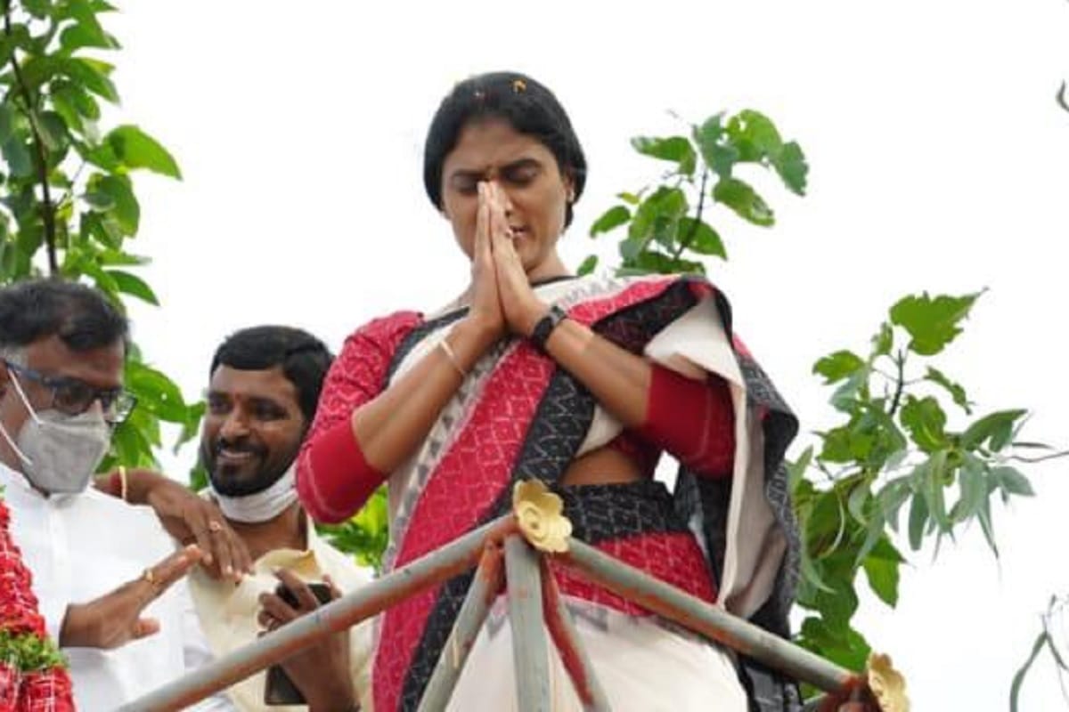 Sharmila Reddy arrested after clashes between YSRTP supporters and TRS workers