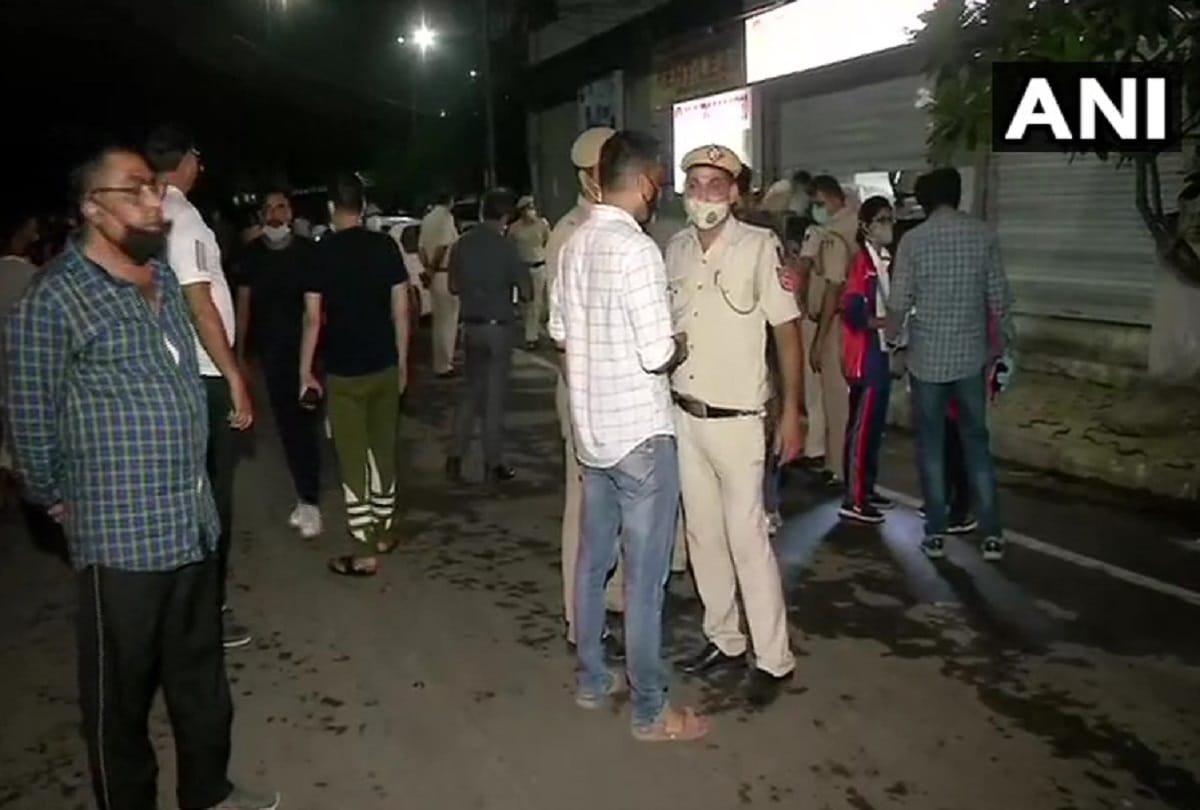 Delhi news: An incident of firing was reported at around 9:21 pm yesterday by unidentified persons in the Bara Hindu Rao area.